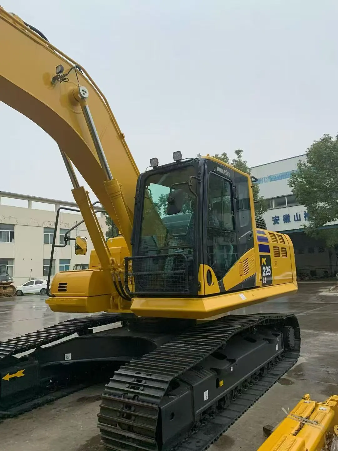 Used Комацу 225 excavator
